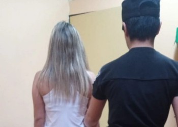 Destrozó a martillazos el auto de su ex y terminó detenida