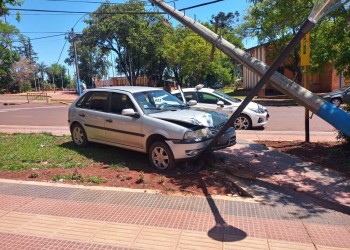Una camioneta se dio a la fuga tras chocar contra un auto en Montecarlo