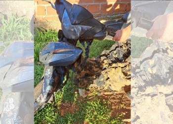 En un arranque de furia atacó a su ex, incendió una moto y terminó detenida