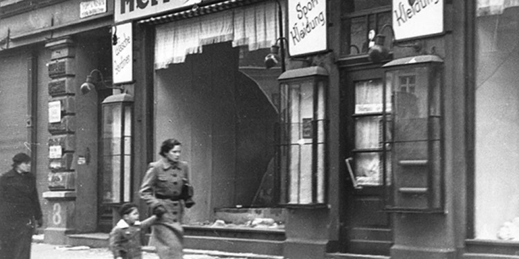 Los escaparates de las tiendas judías fueron destrozadas por la fuerza de choque nazi., de ahí el nombre de "La noche de los cristales rotos".