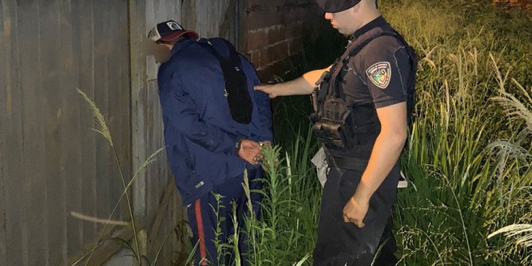DETENCIÓN. El supuesto cabecilla fue atrapado cuando intentaba trepar el muro de una vivienda para escapar de la policía, el martes a la noche.