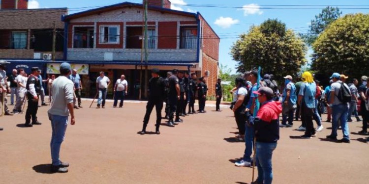 PALOS DE UN LADO Y DEL OTRO. Los piqueteros estaban armados también pero fueron superados en número y se retiraron ante la amenaza de golpes.