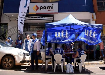 Por el corte del servicio de limpieza, trabajadores del PAMI trasladaron la atención a la calle