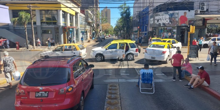 El centro de Posadas es un caos este martes por los cortes de tránsito en varios puntos.