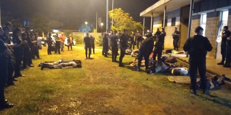TODOS EN EL PISO. Los treinta detenidos de la Quinta fueron reducidos, ninguno con lesiones graves, el sábado pasadas las 23.