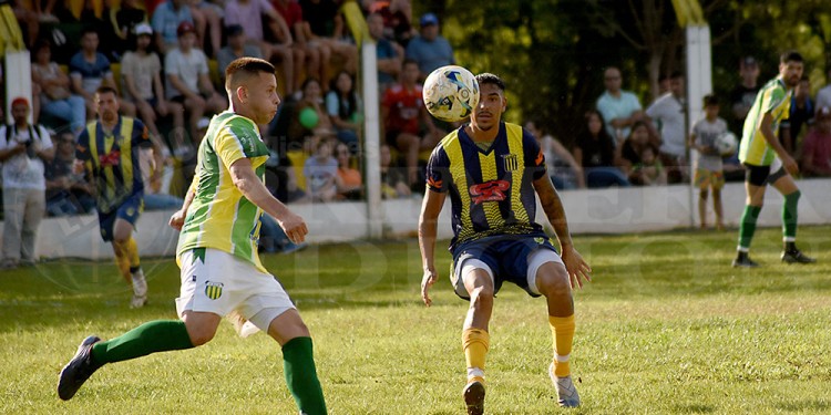 DUELO CLAVE. Ramón Zarza, de la Picada, ante Jorge Córdoba, de Mitre, en el duelo que ambos jugaron en el Oeste.