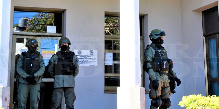 COMISARÍA TOMADA. Los efectivos de Gendarmería por dentro y por fuera de la comisaría Segunda el miércoles.