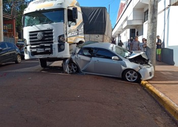 Sin frenos, camión se lleva por delante un auto estacionado