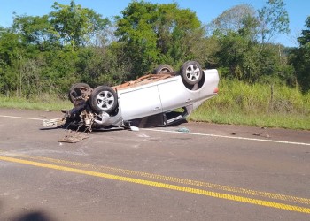 Por atender el celular, conductor terminó volcando contra la banquina