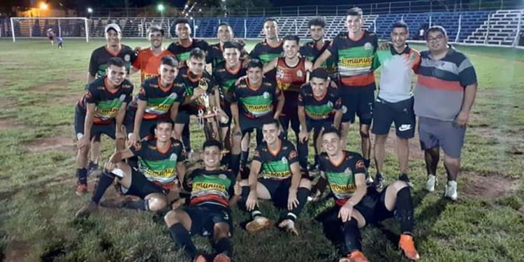 CLASIFICADO. Los jugadores de UCDE festejan tras ganar la final del Reducido y obtener el pasaje al Provincial.