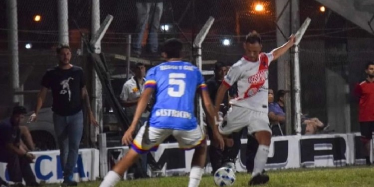 SE GANÓ UN LUGAR. Kevin Klyniauk, sacando el remate, arrancó en el banco, pero se ganó el puesto entre los once (Foto: Prensa GAF)