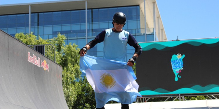 EN LA PISTA. Nahuel, con la bandera argentina. Fue el único misionero que estuvo en la competencia en Baires.