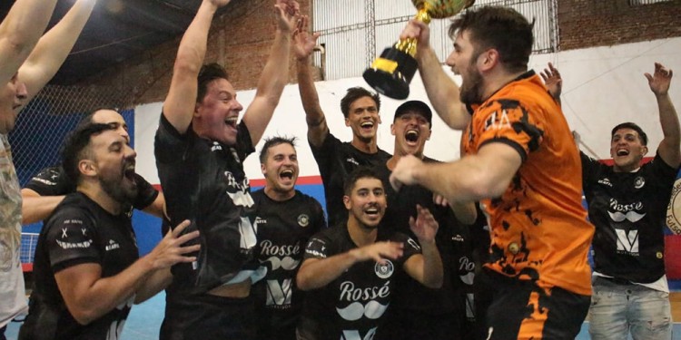 A LEVANTAR LA COPA. El arquero y capitán Diego Sánchez inicia los festejos. El Negro sumó un nuevo ascenso. (Gentileza Solo Futsal)