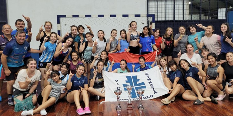 PRIMERAS. Toda la delegación de Gimnasia de Montecarlo, tras consagrarse en el Hércules de Corrientes.