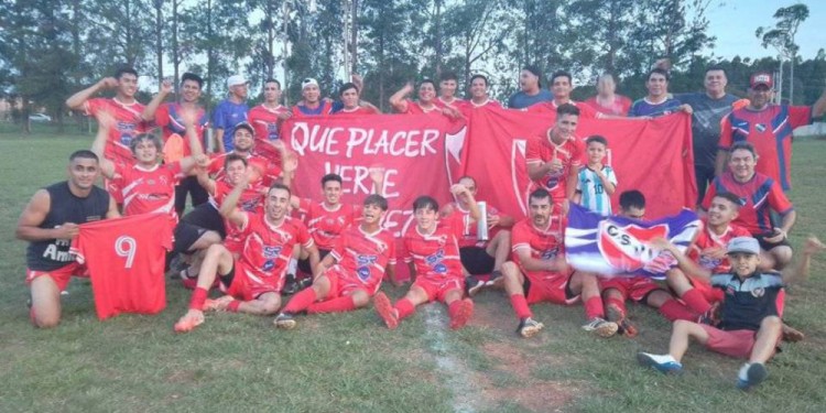 MONARCA. El Rojo se alzó con la corona. Rosamonte fue subcampeón.