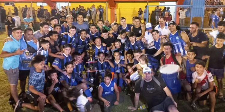 A FESTEJAR. El plantel del Albiazul, tras la consagración ante San Martín. Ahora, a pensar en lo que viene.