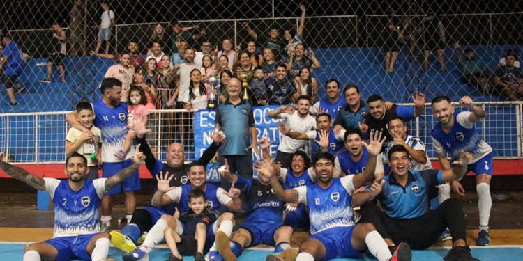 LA FOTO DEL CAMPEÓN. El plantel completo, en medio de los festejos por la victoria del jueves sobre Los Vascos. (Gentileza Solo Futsal)