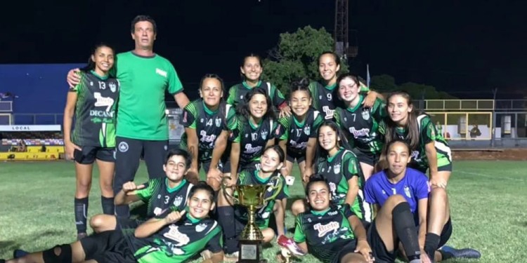 LAS CAMPEONAS. El Brete venció a La Picada por 2-1 en cancha de Mitre y dio una nueva vuelta olímpica este año.
