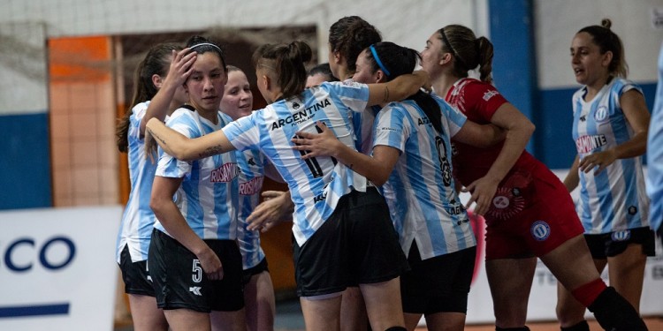 ABRAZO DE GOL. La Selección Argentina buscará hoy revancha ante la verdeamarela, en el inicio de la serie.