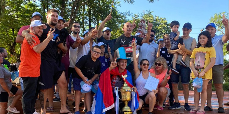 BIENVENIDA. El recibimiento terminó con vuelta olímpica en la plaza San Martín.  (Gentileza A. Coronel)
