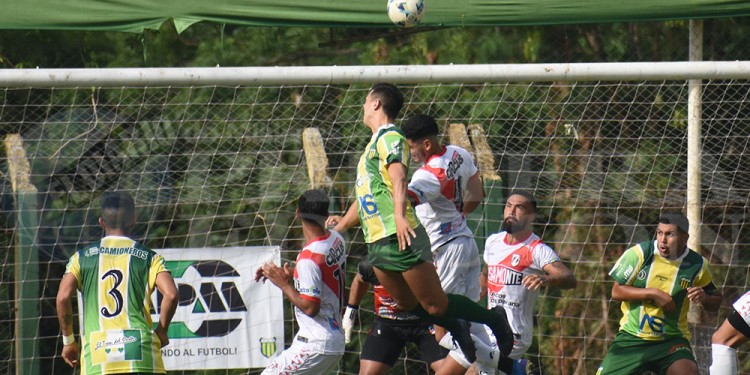 LA LEY DEL EX. Guido Da Silva, ex jugador de Guaraní, se eleva y mete el cabezazo. Su gol no fue suficiente para La Picada.