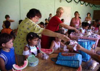 Vino desde Alemania para brindar con los niños del comedor que fundó