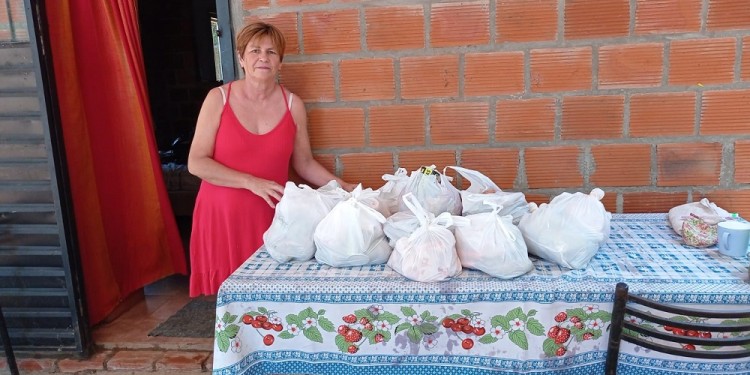 RECIBIENDO DONACIONES. Mirta del comedor “Roca Viva” de Miguel Lanús recibió las donaciones de alimentos para preparar la cena de Nochebuena.