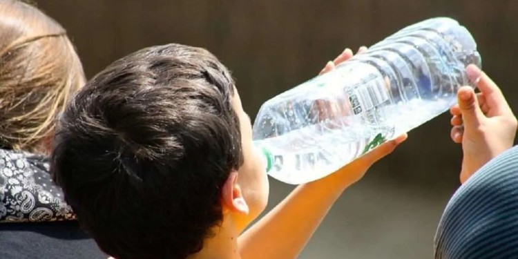 ATENTOS. Médicos aconsejan tomar mucho líquido, pero principalmente agua, ya que en este época suelen consumir otras bebidas que no cumplen con la hidratación adecuada, principalmente niños y personas mayores.