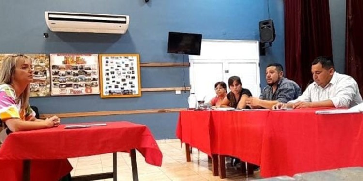 TENSIONES. La intendenta Acuña entregó la documentación requerida, en la mesa de los concejales renovadores.