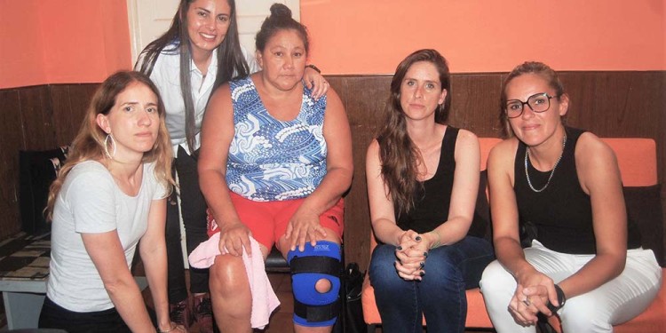 APOYO EXPLÍCITO. Ayelén Mazzina (de pie al lado de Ovando) y funcionarias del ministerio nacional se interiorizaron sobre la salud de María y su contexto de encierro.