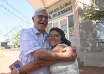En pleno partido de Argentina y desafiando al martes 13, una pareja posadeña dio el sí
