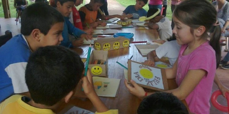 MEJOR FUTURO. Los interesados pueden brindarles tiempo y acompañar a los niños en su vida cotidiana.