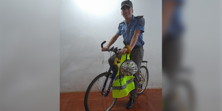 EN BICI. César Vargas hacía más de 40 km diarios en bicicleta para estudiar.