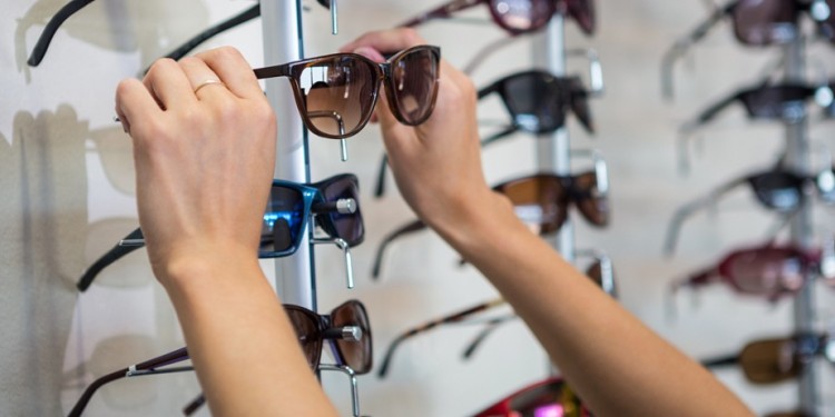 INVERSIÓN. Así como se necesita protector solar, recuerdan la importancia de cuidar los ojos del sol en el verano.