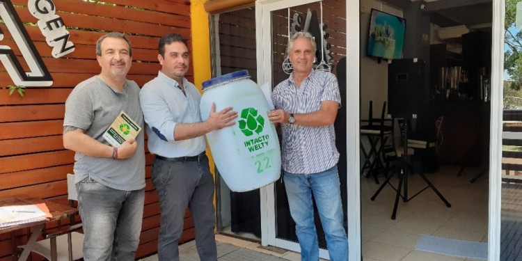 LA PRIMERA. Dos comercios y los vecinos entregaron los aceites usados.