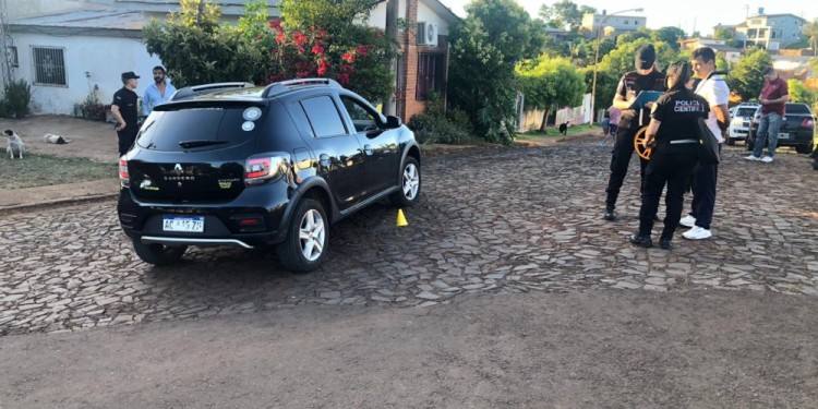MALVINAS ARGENTINAS. El automóvil estaba parado sobre esta calle en el límite con Brasil cuando fue alcanzado por los criminales