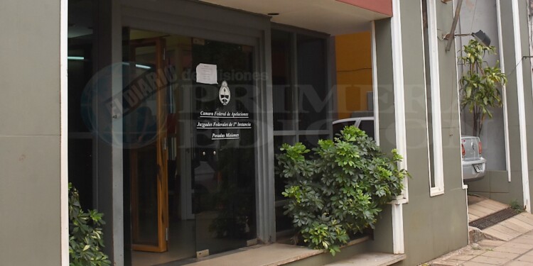 AVENIDA MITRE Y CALLE JUJUY. Cámara y juzgado federales en el edificio céntrico de esta capital.
