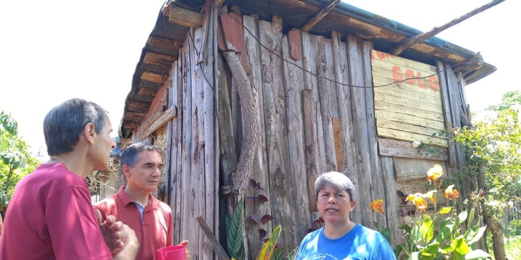 EN ACCIÓN. La precaria casa será reemplazada por una vivienda social./ Foto gentileza C.A.F.P