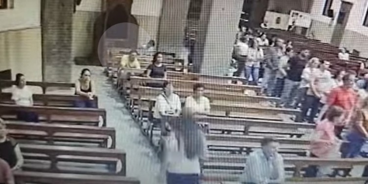 MOMENTO. La víctima, atenta a lo que sucedía en la misa, sin saber que perdería el celular que tenía en la cartera.