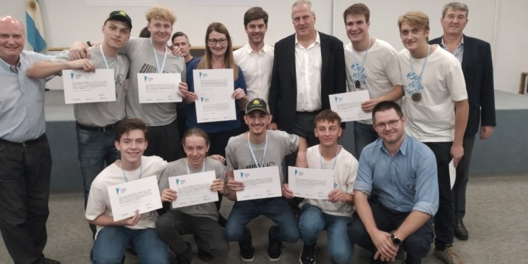 COMPARTIR. Los chicos de Oberá recorrieron las instalaciones del INET.