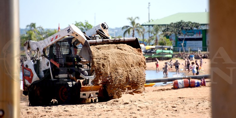 A TODA MÁQUINA. El Brete va renovando la arena de su playa.
