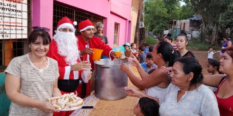 COMPARTIERON. Hubo merienda, juguetes y la visita de Papá Noel. / Foto M. Fedorischak