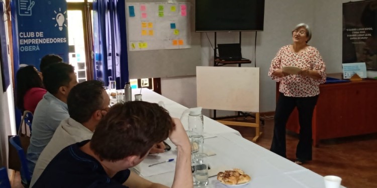 EXPOSICIÓN DEL PROYECTO. Ana y Norma Núñez ganaron el primer premio con el proyecto Takuare’ê.