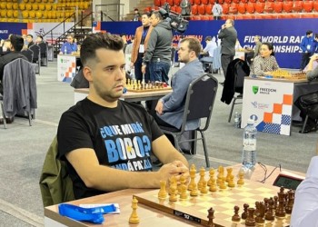 Ajedrecista ruso fue sancionado por usar una remera con la frase “qué miras bobo”