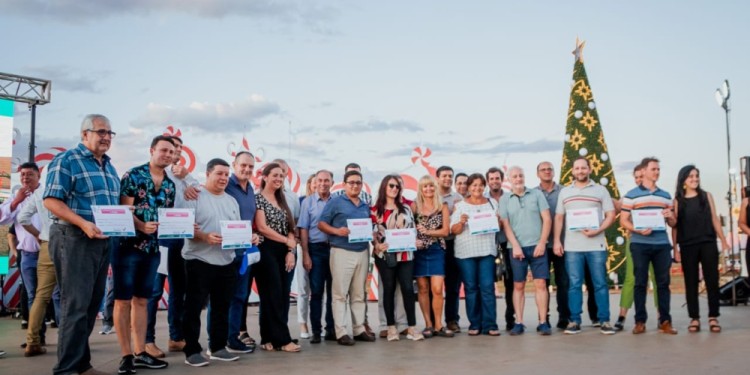 LOS ELEGIDOS. El intendente Stelatto entregó los reconocimientos a los impulsores de las ideas para sus barrios.