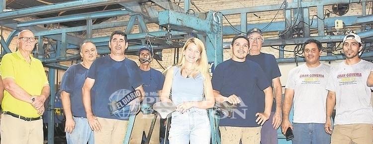 AL SERVICIO DEL CAMIONERO. Don Edmundo Juan Filich, fundador del prestigioso comercio, junto a su hija Patricia y buena parte del equipo especializado que presta servicios en la firma.