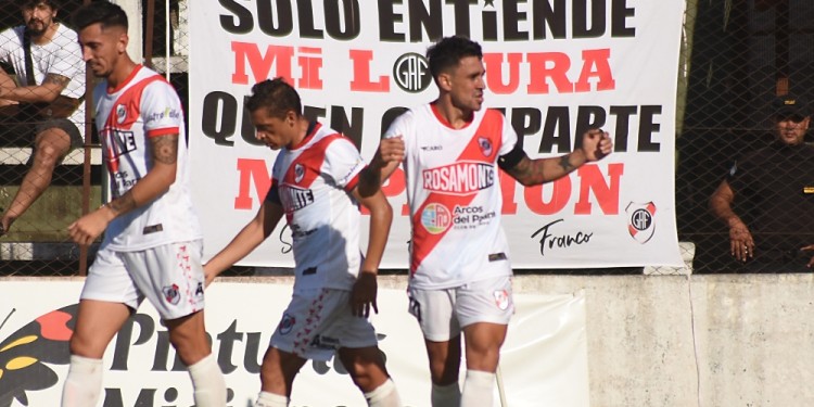 PEGAN LA VUELTA. Pablo Motta (centro) y Cristian Barinaga (derecha) volverán a sumar minutos en cancha.