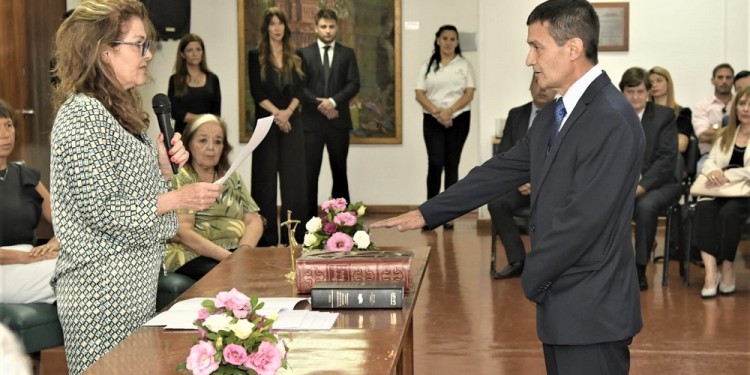 CEREMONIA. Jura Gustavo Bernie ante la presidenta del Superior Tribunal de Justicia, Rosanna Pía Venchiarutti Sartori.