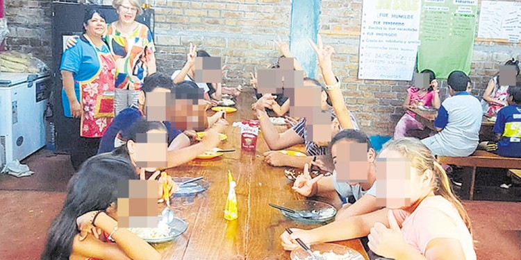 APOYO. Los niños reciben desayuno y almuerzo, además de ayuda escolar.