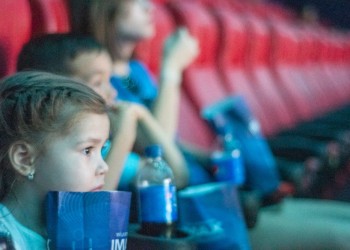 Familias con hipoacusia fueron agasajadas con una tarde de películas en el IMAX